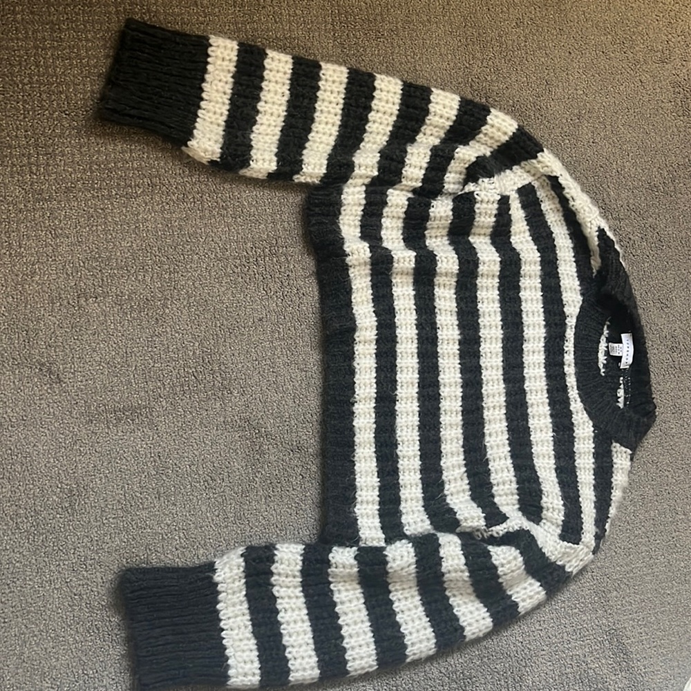 Women’s xs topshop chunky sweater cropped. Beautiful but dosent fit me.NWOT